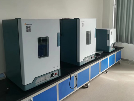 鼓風干燥箱采用優(yōu)質(zhì)不銹鋼，質(zhì)量有保障