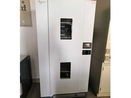 立式鼓風干燥箱風格時尚，節(jié)約實驗室橫向空